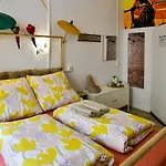 كيز هوستل *